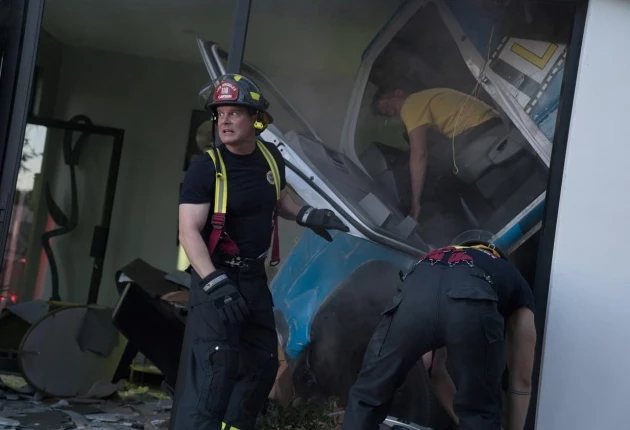 Кадр из «911 служба спасения» 2 сезон 1 серия